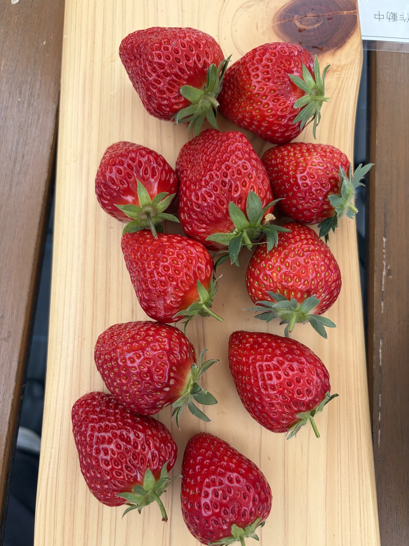 TomiBerryで食べ比べしたいちごを木板に並べたもの