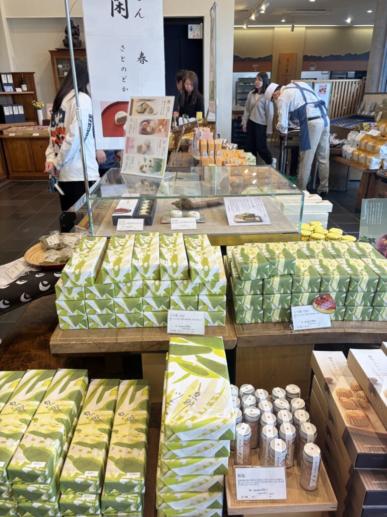 恵那川上屋 店内 商品棚
