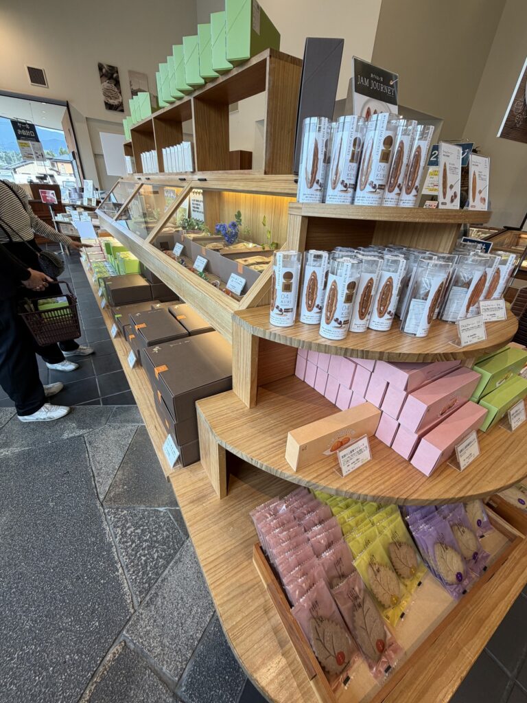 恵那川上屋 洋菓子 陳列棚