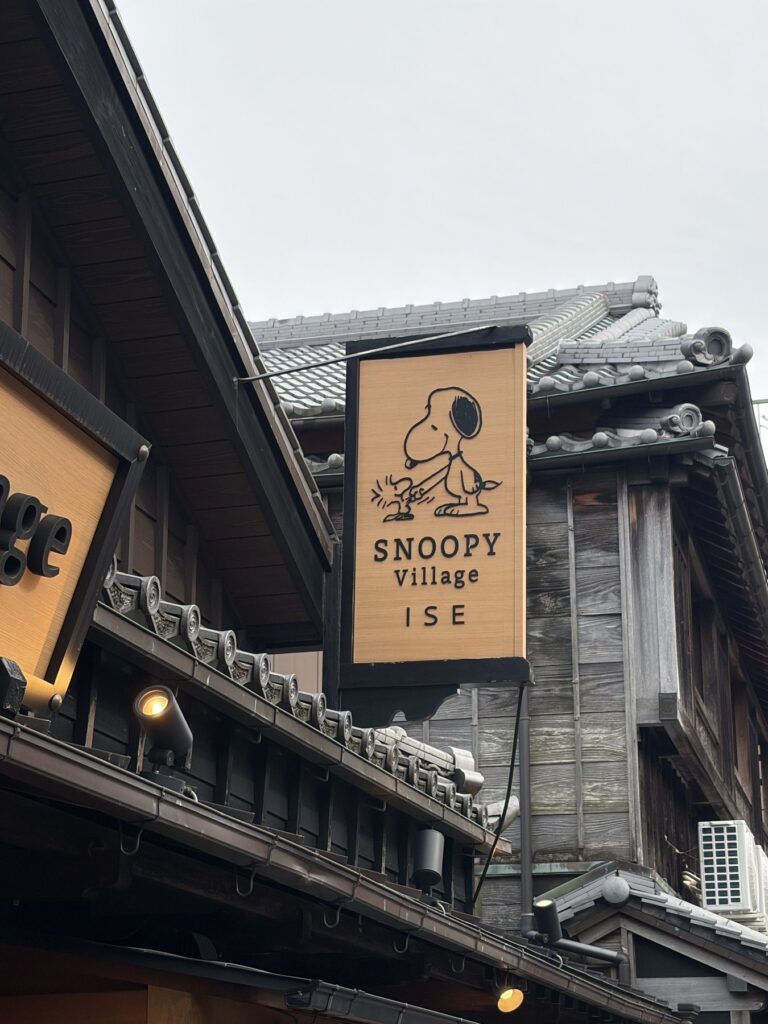 SNOOPY Village ISE 看板