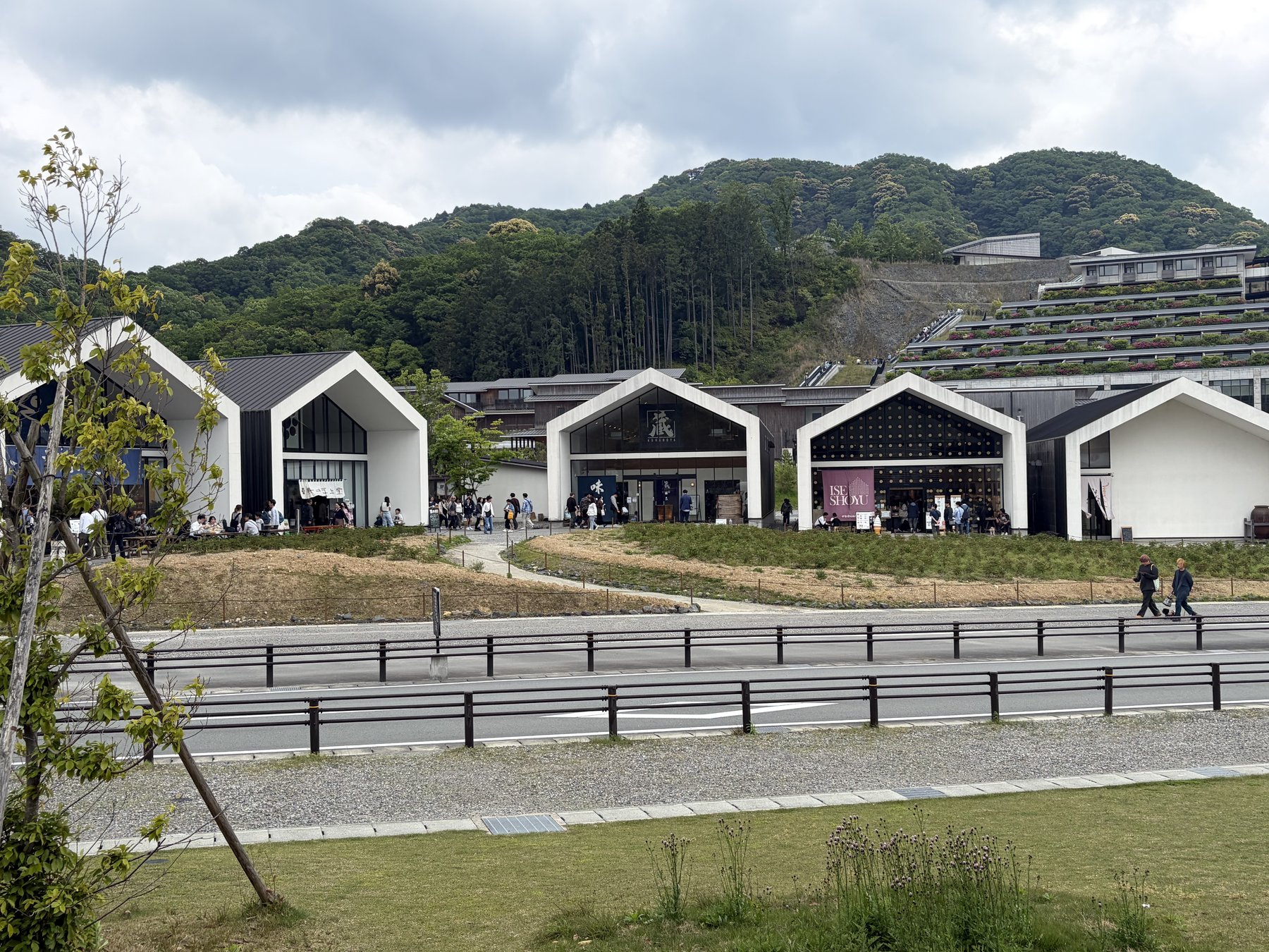 VISONの全景・白い建物群と山