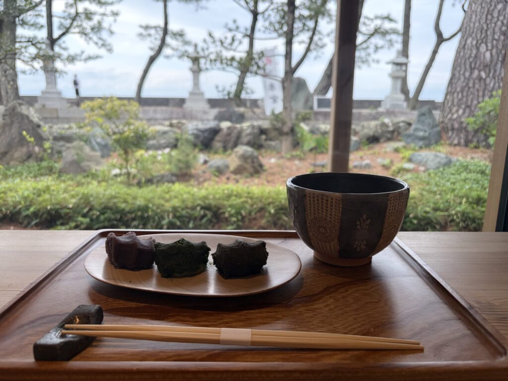 御福餅3種盛りとお抹茶 庭の景色を望む席で