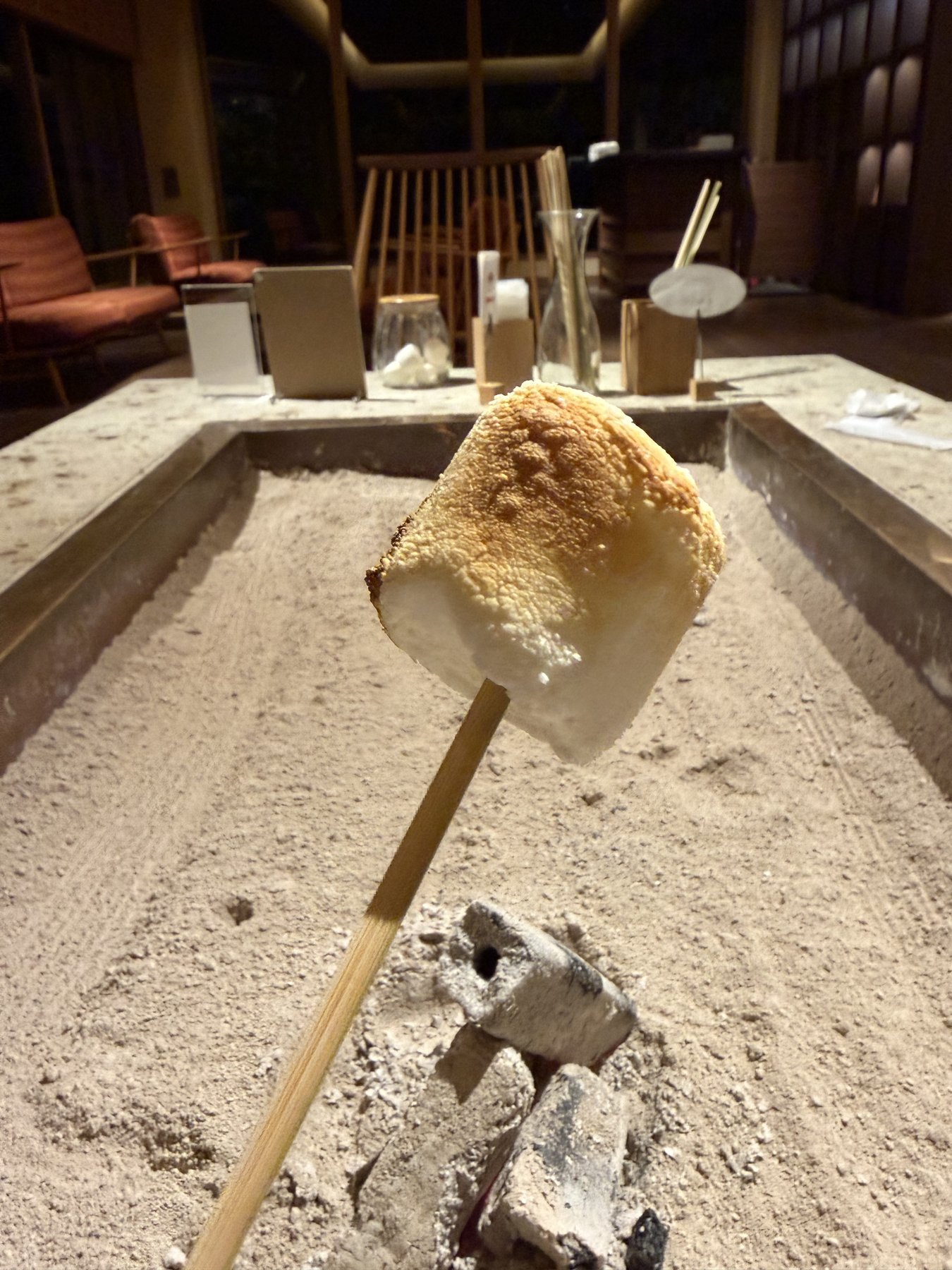 囲炉裏で焼いたマシュマロ