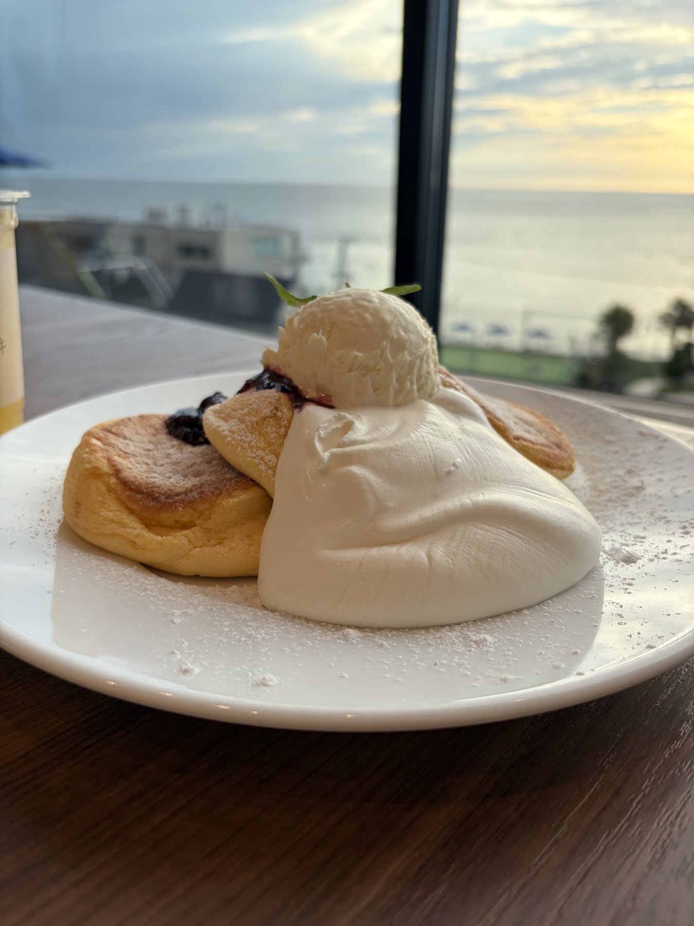 幸せのパンケーキと海の景色