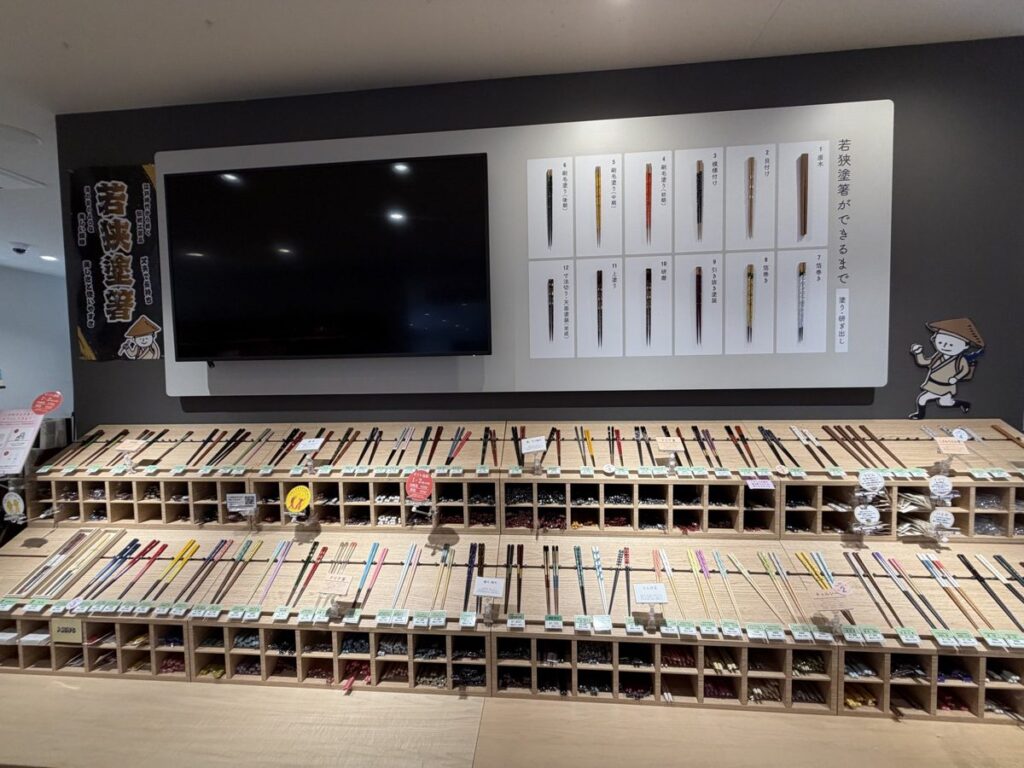 若狭塗の箸がずらりと並ぶ箸コーナー