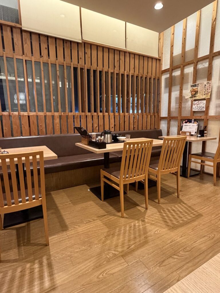 わだ泉の店内 木の温もりのある座席