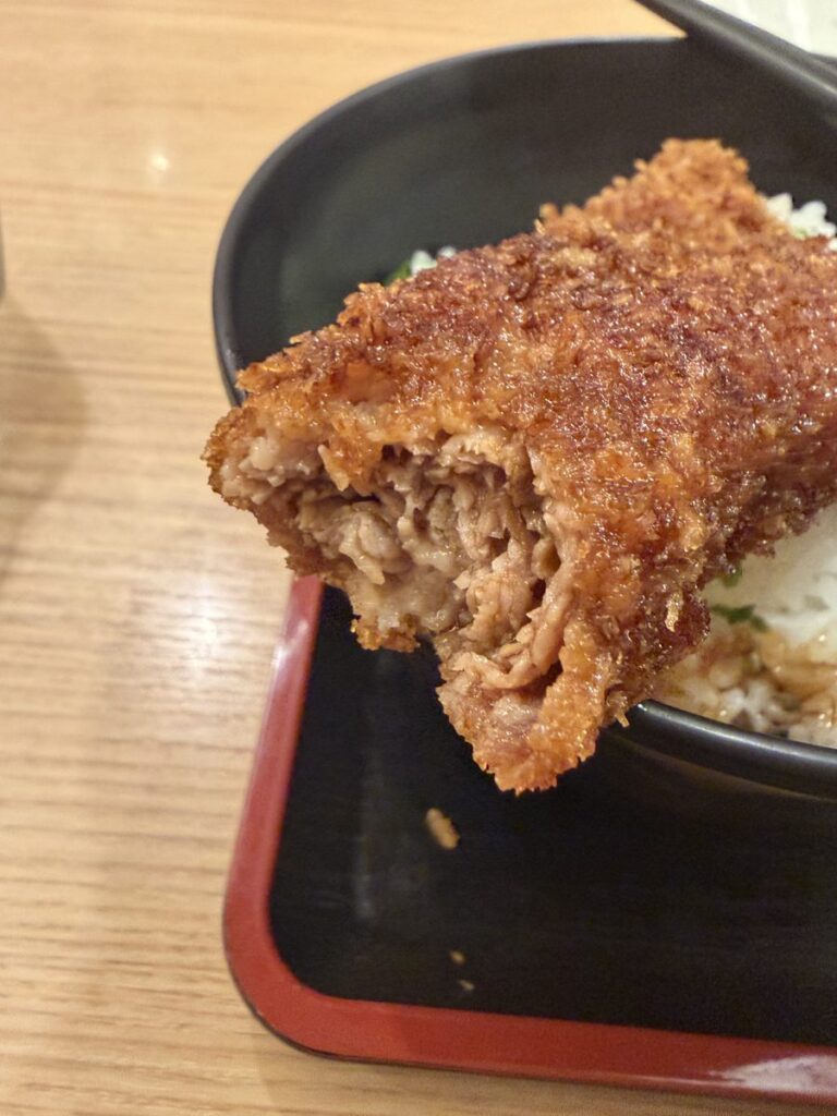 醤油カツの断面 ミルフィーユ状に重なった三元豚