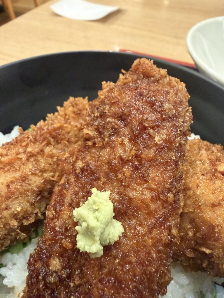 わだ泉の醤油カツ丼 わさびをのせたミルフィーユカツ