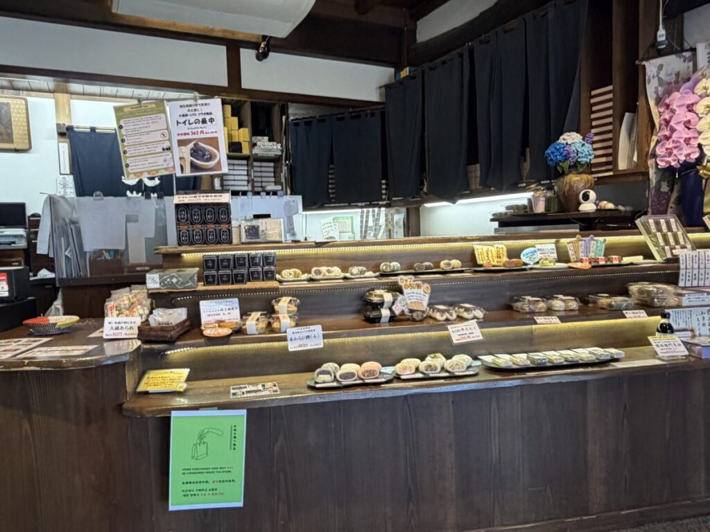 大蔵餅の売店 和菓子が並ぶ