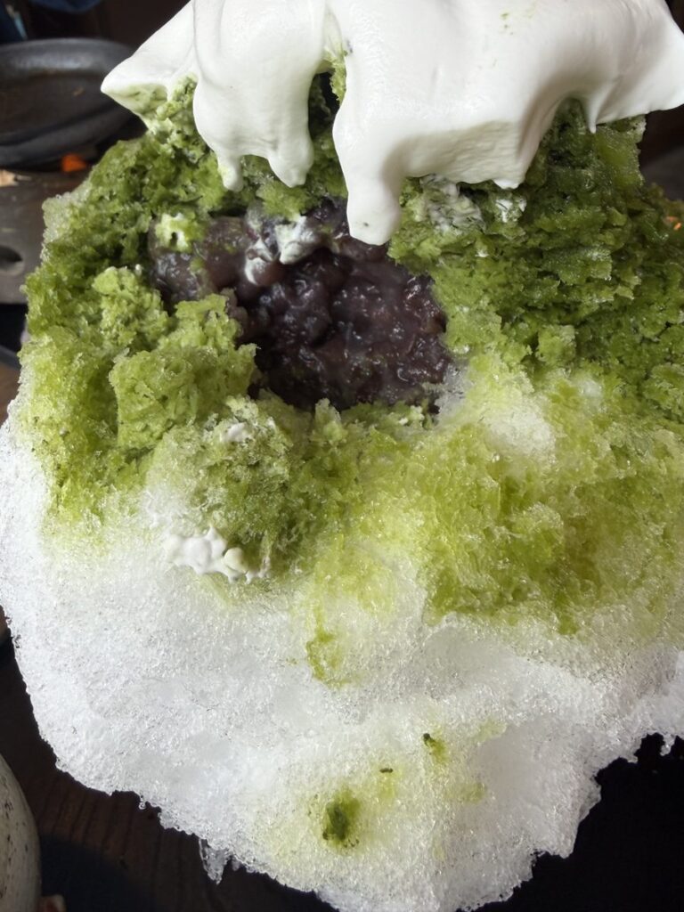大蔵餅の抹茶ミルク金時の食べている途中 中からあんこが登場