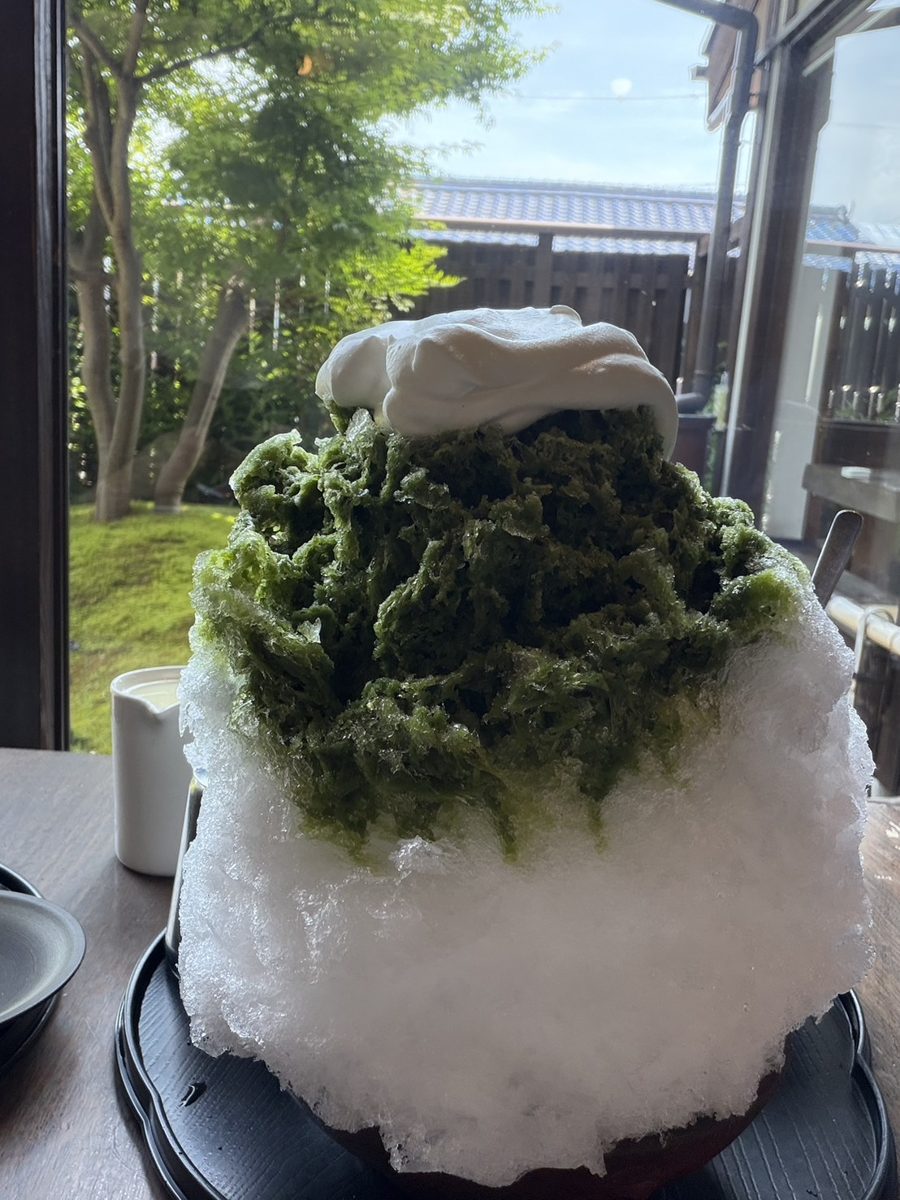 大蔵餅の抹茶ミルク金時かき氷 雲ホイップのせ 中庭を眺める席