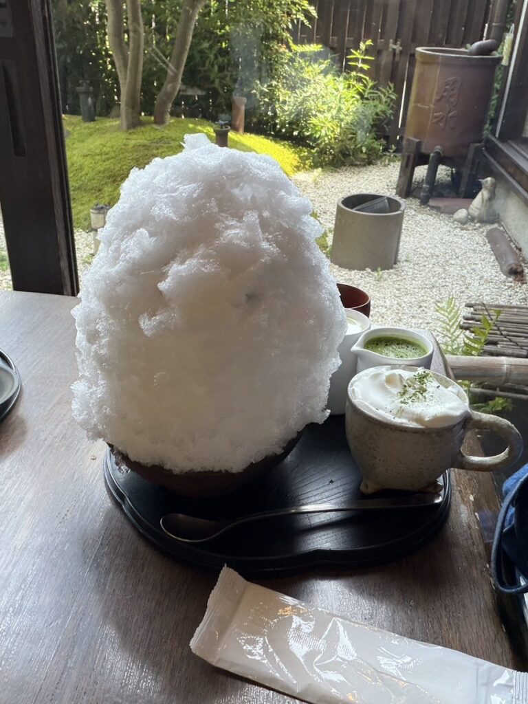 大蔵餅の抹茶ミルク金時 真っ白な巨大かき氷に抹茶ソースと雲ホイップが別添え