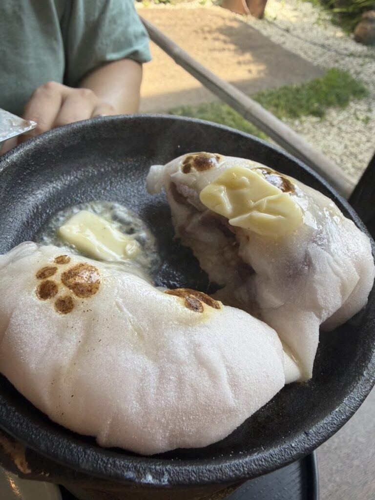 大蔵餅のあんバター焼き餅を陶板で焼く バターが溶けて湯気が上がる