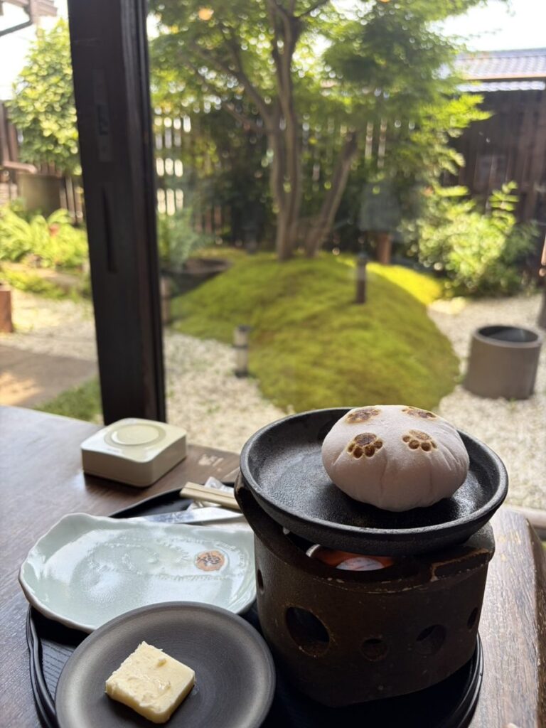 大蔵餅のあんバター焼き餅 肉球の焼き印入りで陶板コンロにのって登場