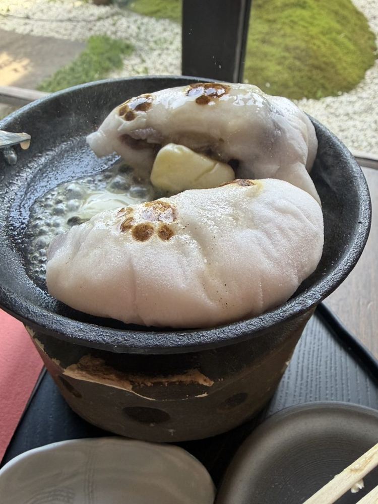 大蔵餅のあんバター焼き餅を割ったところ 中からあんことバター