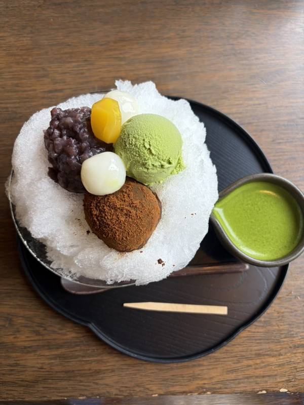 大蔵餅の夏わらびのアップ わらび餅と抹茶アイス 白玉 小豆