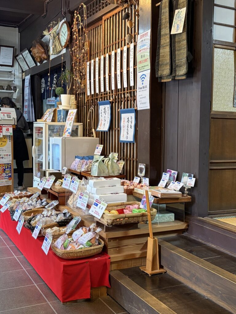 熊川宿まる志んの店内に並ぶ葛商品と土産物