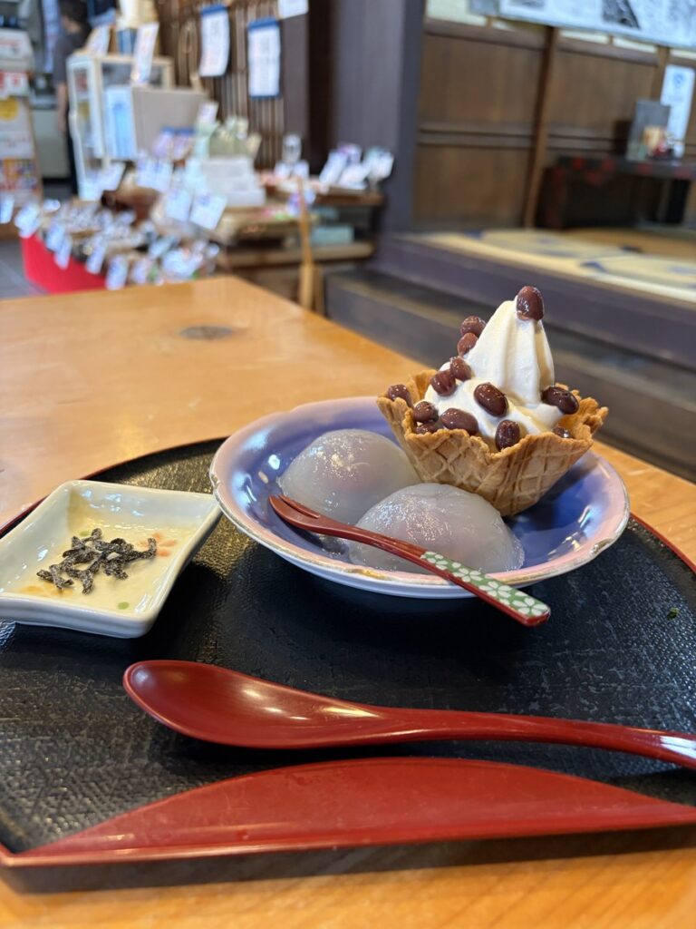 黒蜜ときな粉が添えられた熊川宿まる志んの葛まんじゅうパフェ