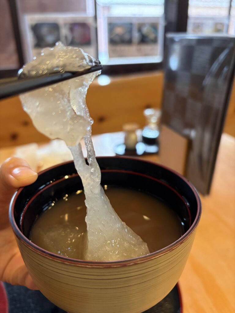 熊川宿まる志んの葛ぜんざいで長く伸びる葛もち
