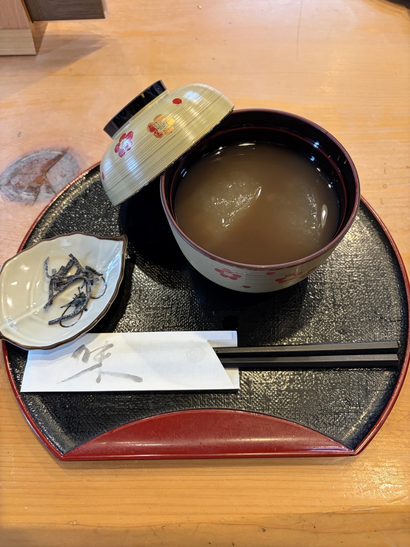 熊川宿まる志んの葛ぜんざい 食べる前の葛もちと塩昆布