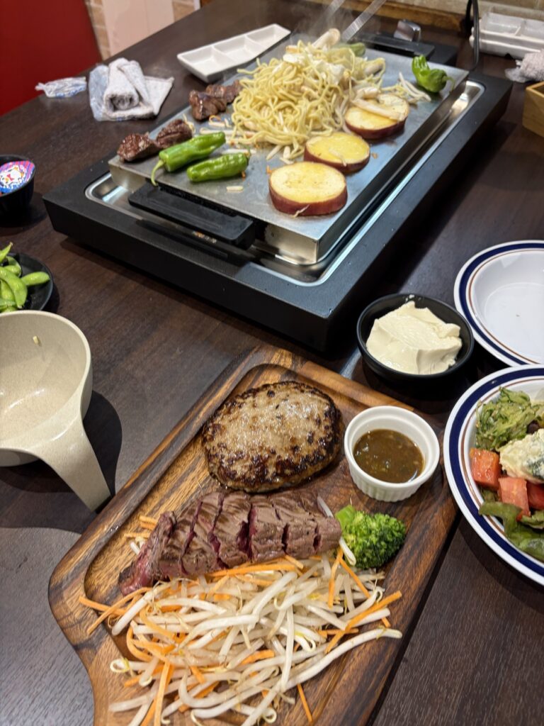 メガインディアンズ小牧店のハラミ&バーグコンボとサラダ
