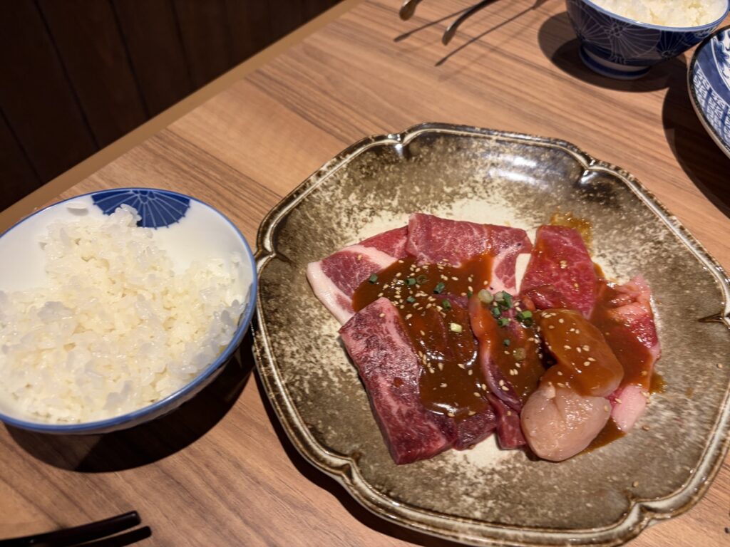 たかとらのランチの盛り合わせとライス。味噌の下味がついた状態