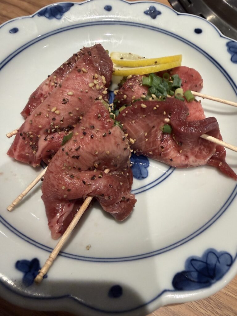 たかとらのネギ塩タン。九条ネギを塩だれで味付けしてタンで巻いた一品