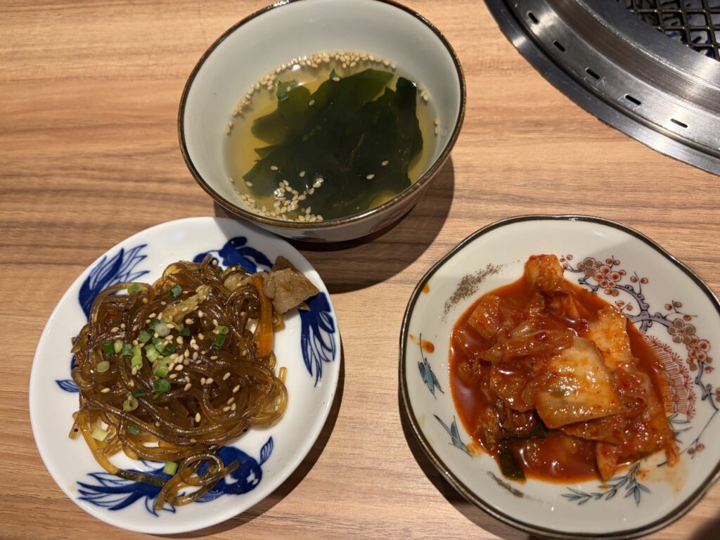 ランチの全コースに付くチャプチェ・わかめスープ・白菜キムチ
