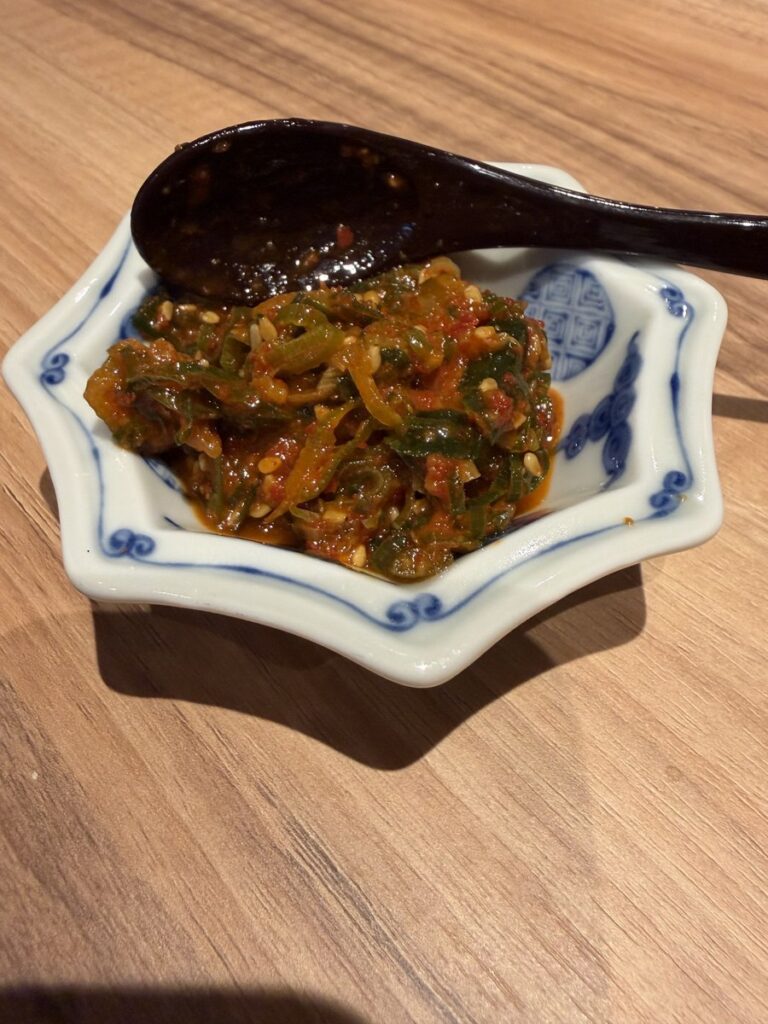 たかとらの卓上に置かれた辛味の薬味
