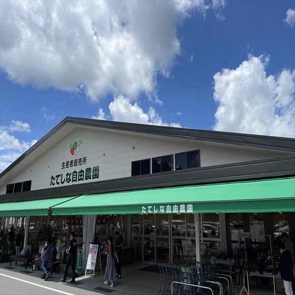信州・清里の産直市場「たてしな自由農園」の外観と青空