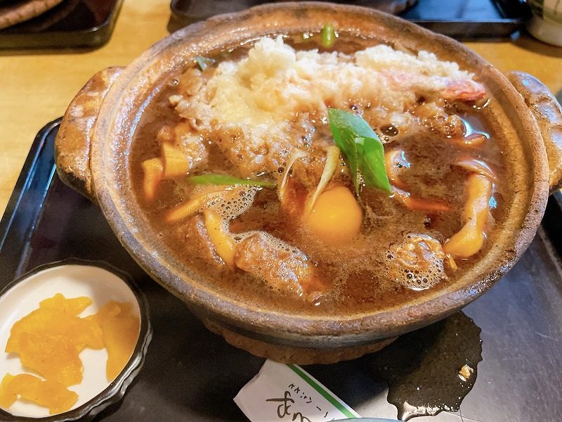 名古屋の老舗まことやの味噌煮込みうどん 土鍋と海老天・卵入り
