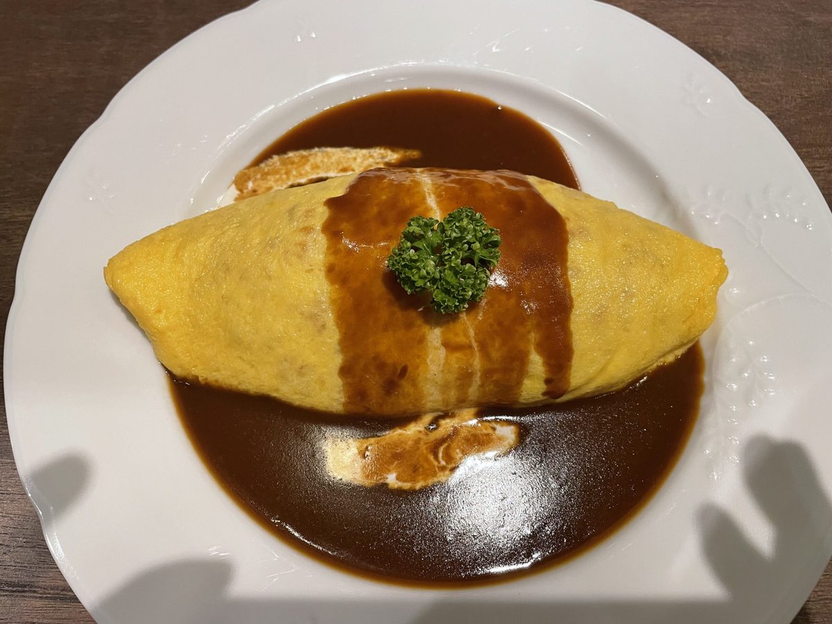 きいろのスプーンのまんげつ卵オムライス（デミグラスソース）