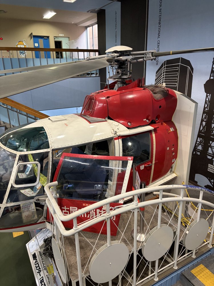 名古屋市港防災センターの消防ヘリコプター「なごや2」。中に入れるフォトスポット