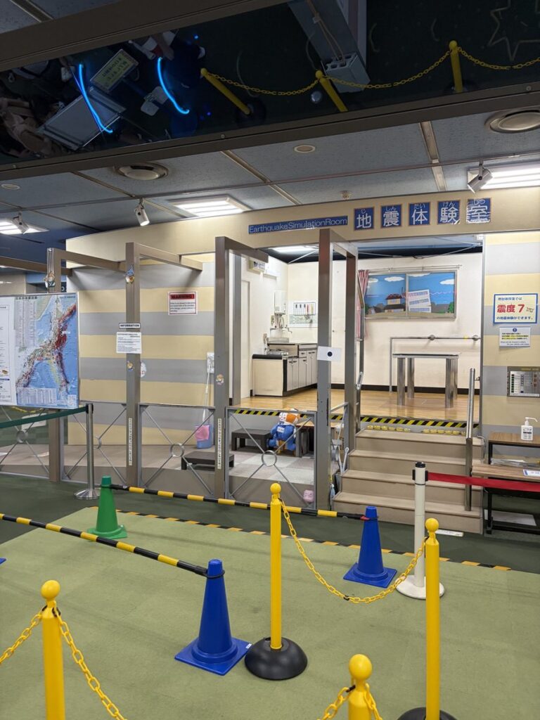 名古屋市港防災センター1階の地震体験室。震度7の揺れを体験できる
