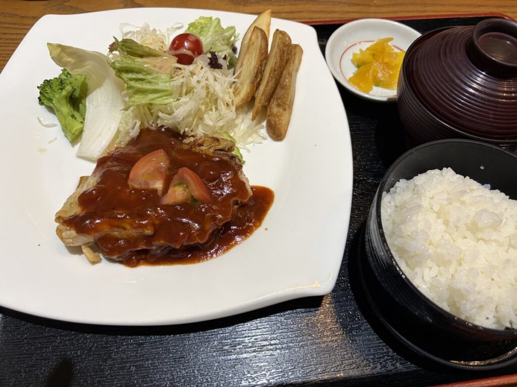 神坂茶寮のチキンステーキ定食。ご飯・サラダ付き