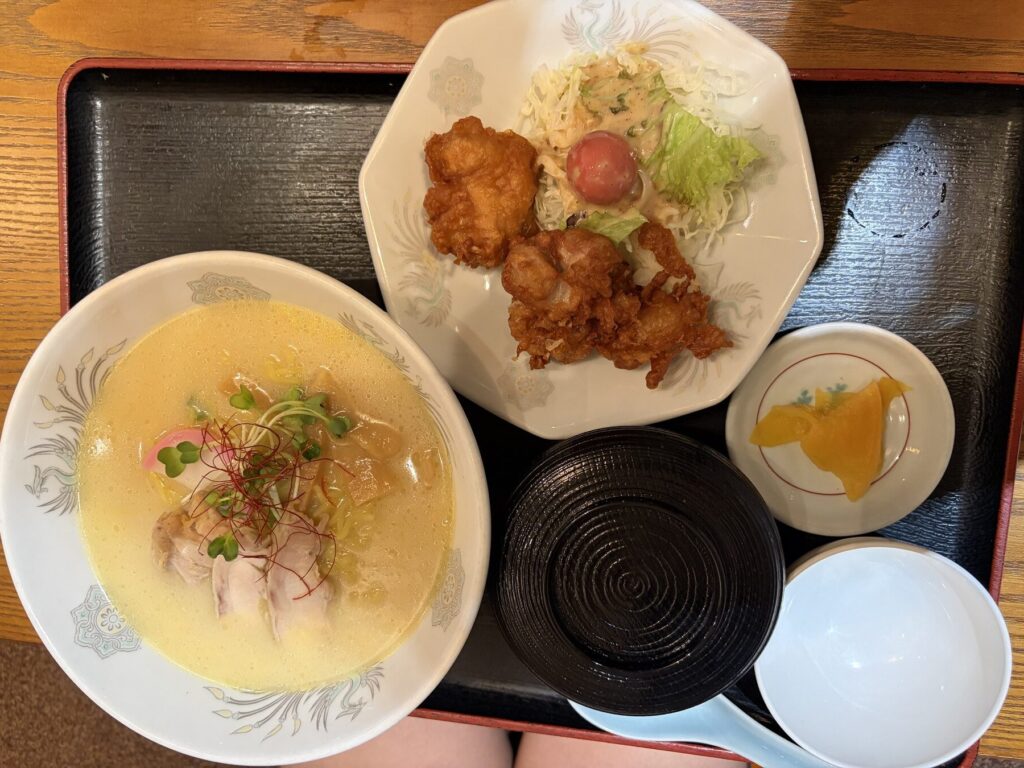 神坂茶寮の地鶏塩ラーメンと唐揚げセット