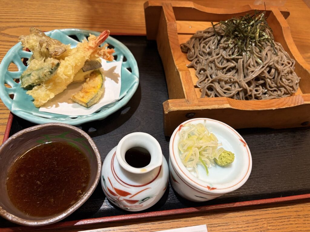 神坂茶寮の天ぷらざるそば。冷たい十割そばと天ぷらの盛り合わせ