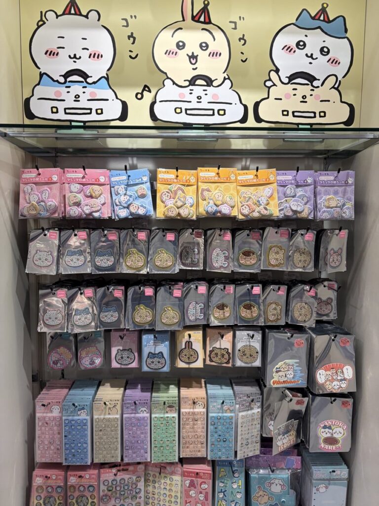 ちいかわらんどの缶バッジやシールの棚