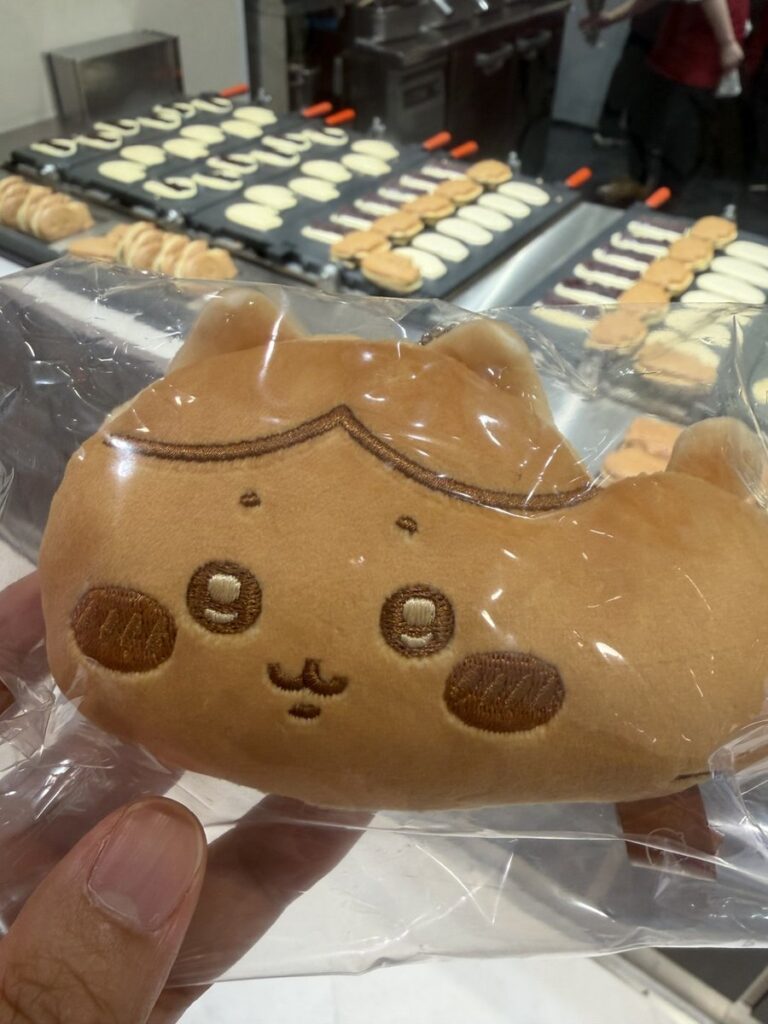ちいかわ焼きのお店で買った、ちいかわ焼きの形をしたハチワレのグッズ
