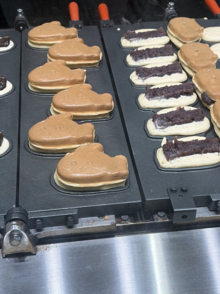 ちいかわ焼きの焼き型。あんこをのせて焼いているところ